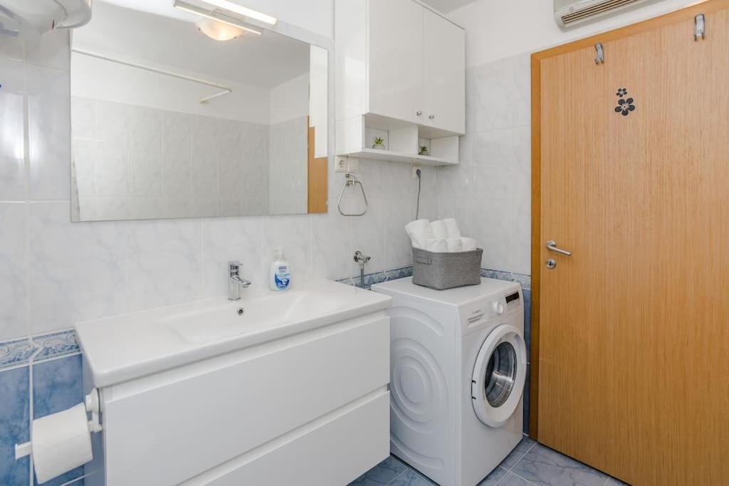 Apartment Roko - Up To 4 People With Free Parking Zadar Exterior foto